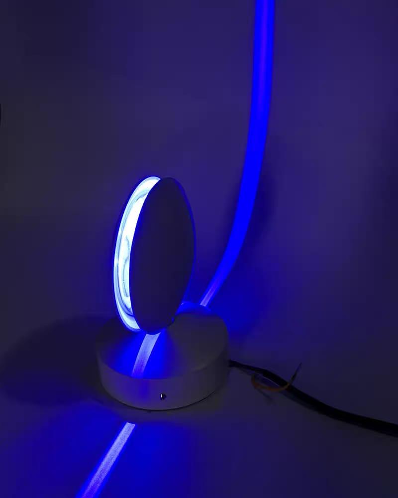 Proiector LED eficient energetic, lumină albă și colorată