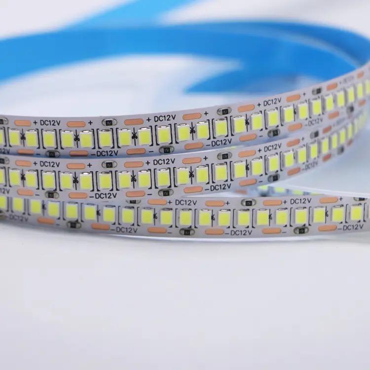 Bandă LED 240 LED-uri/m pentru Iluminat Eficient