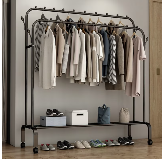 suport haine metalic suspendat cu poliță și cârlige laterale