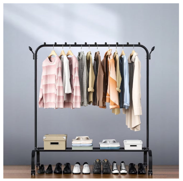 organizator compact pentru haine metalic cu roți și poliță