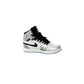 Odorizant auto cu design de sneakers Nike - Parfum de calitate